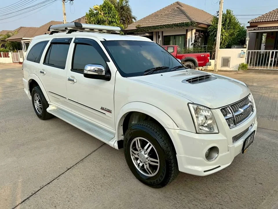 2009 Isuzu MU-7 2