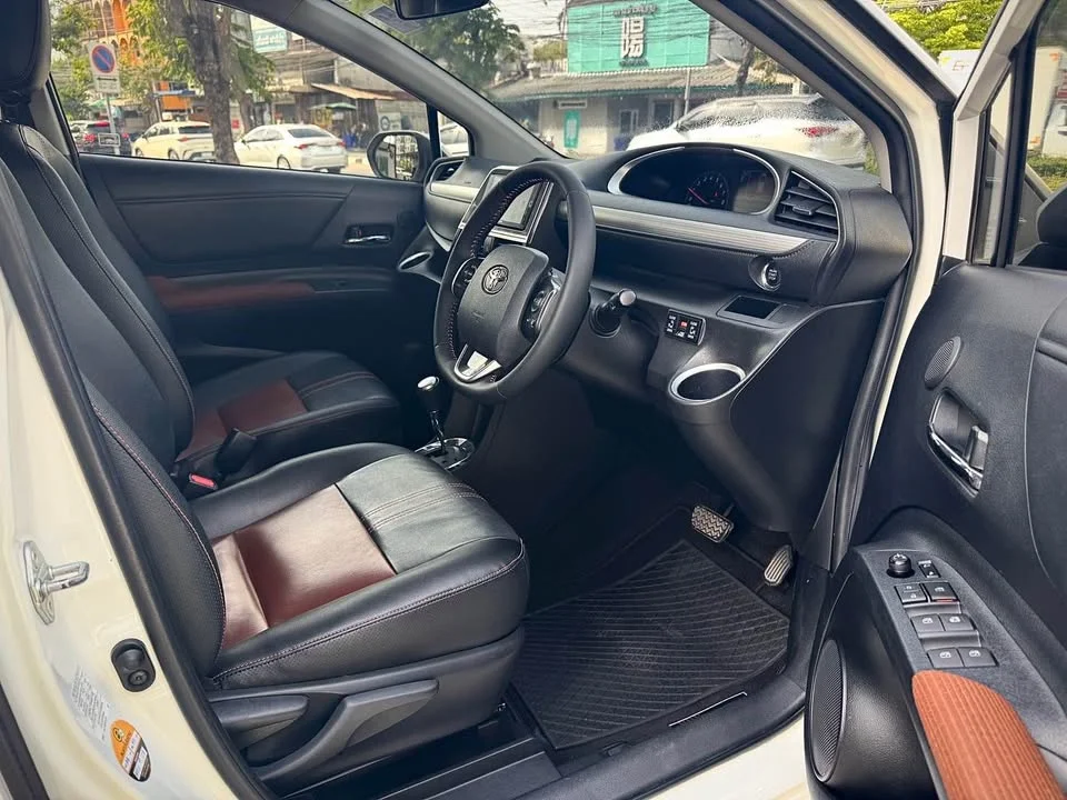 2017 Toyota Sienta II 3