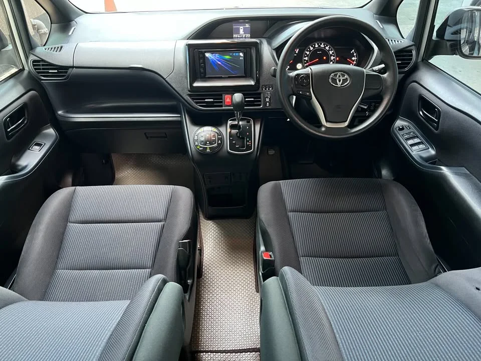 2016 Toyota Voxy III 2