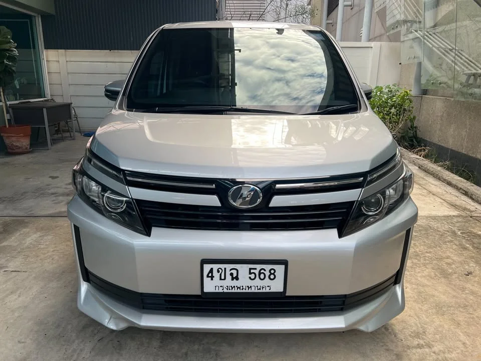 2016 Toyota Voxy III 3