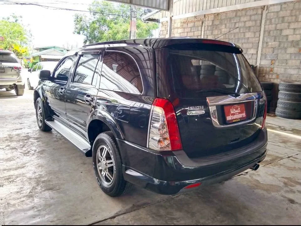 2010 Isuzu MU-7 3