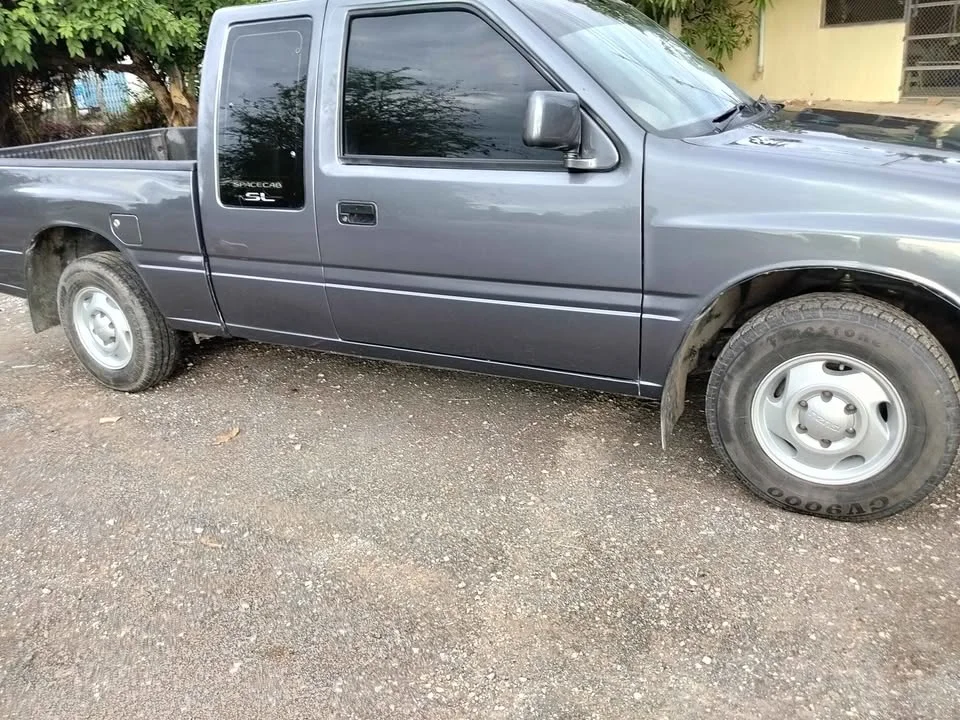 1996 Isuzu TFR III 2