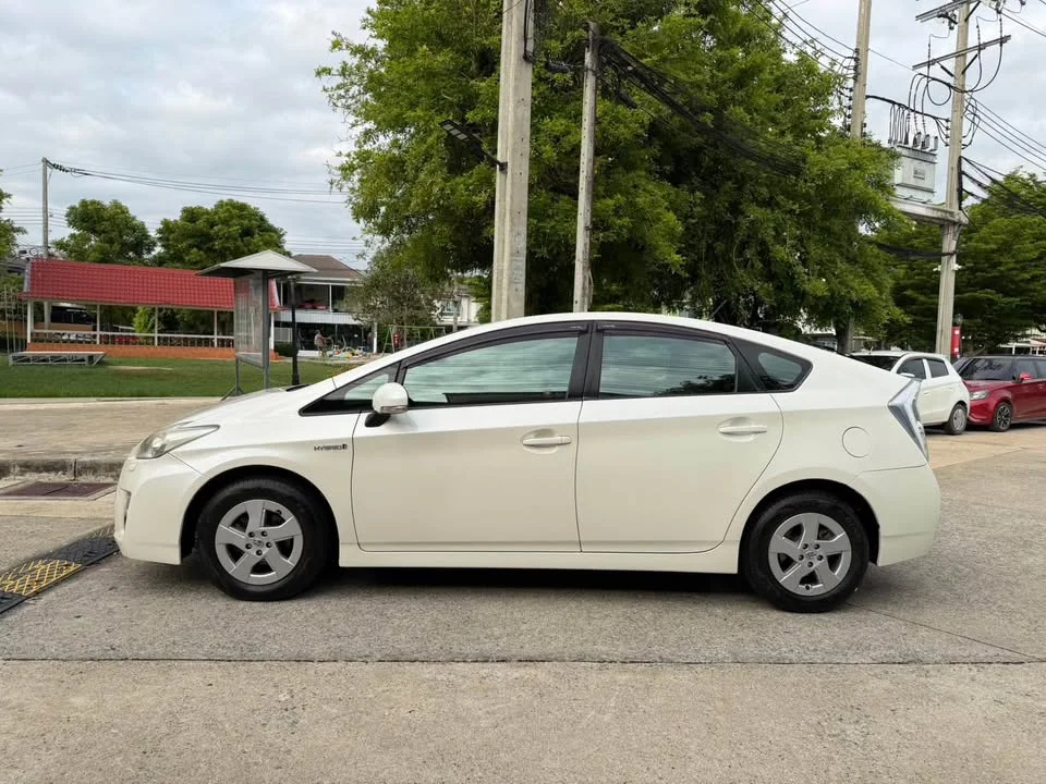 2011 Toyota Prius III 2