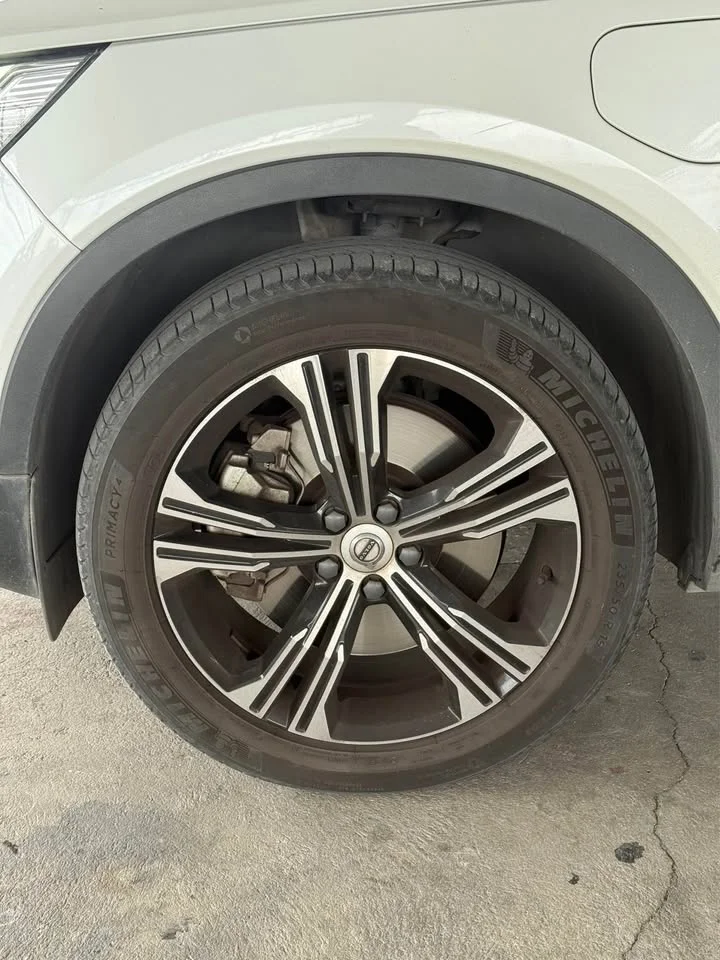 2022 Volvo XC40 2