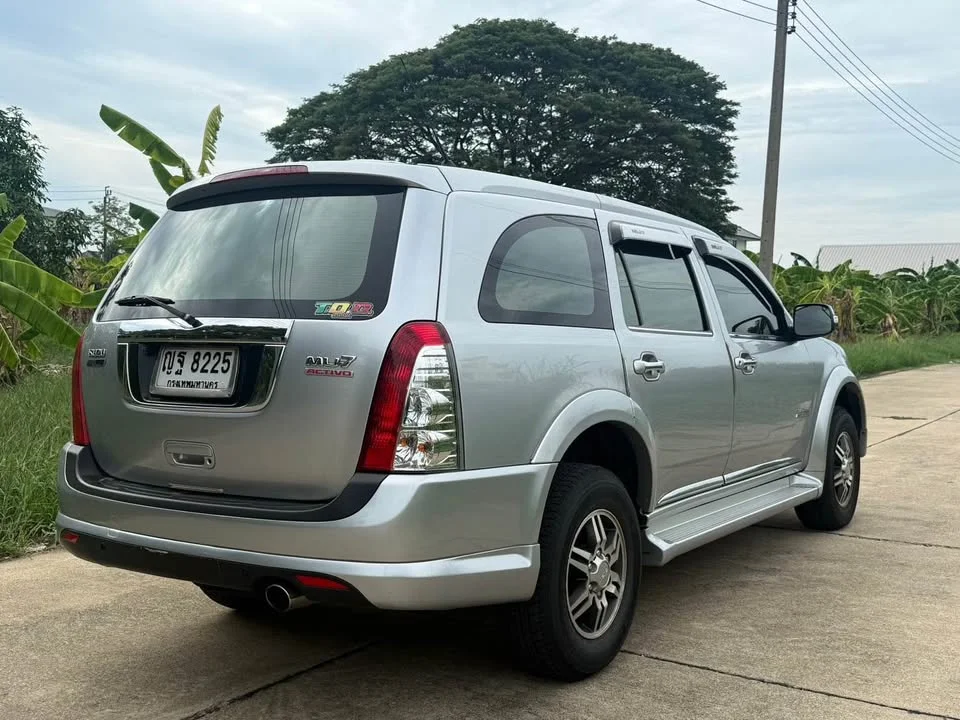2011 Isuzu MU-7 2