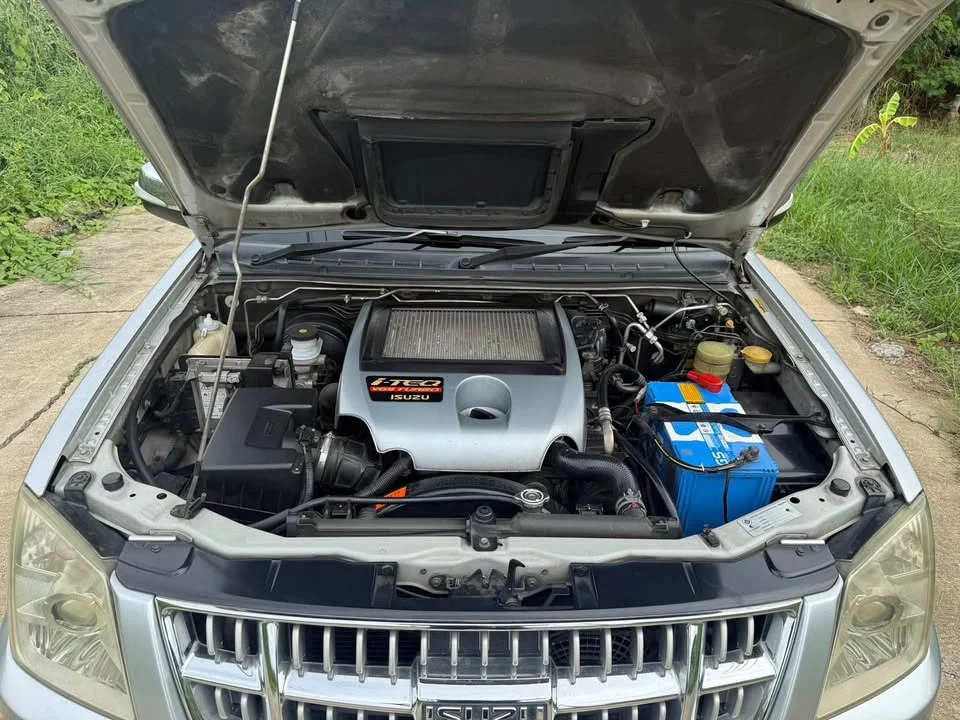 2011 Isuzu MU-7 3