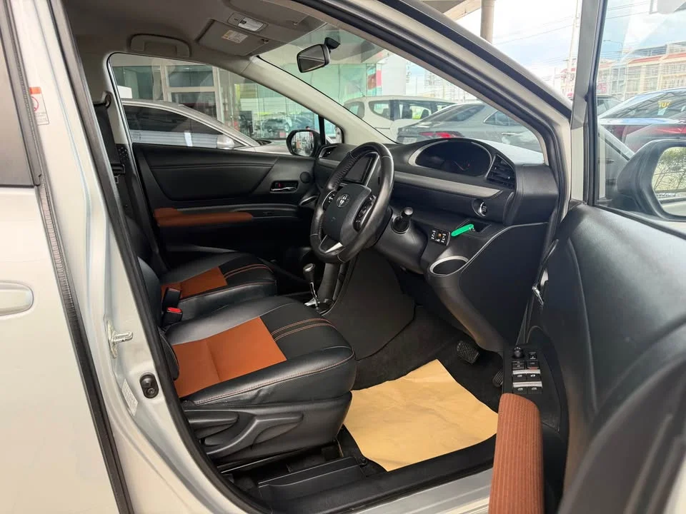 2016 Toyota Sienta II 3