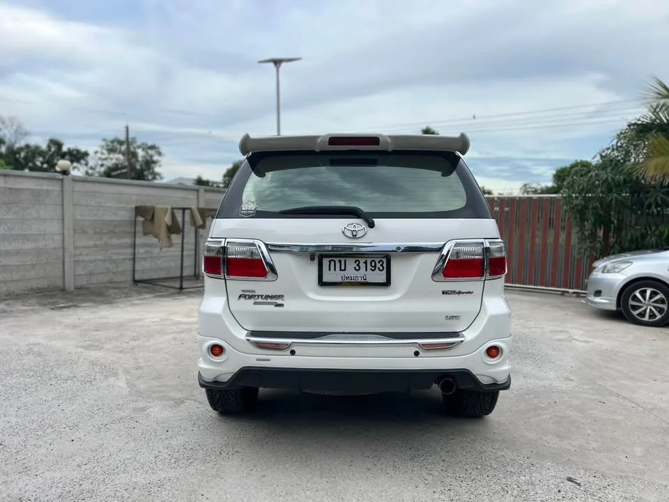 2011 Toyota Fortuner I 3