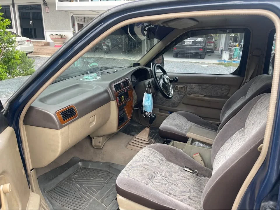 2001 Nissan Frontier I 3