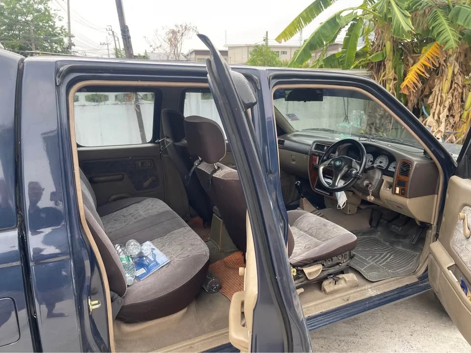 2001 Nissan Frontier I 3