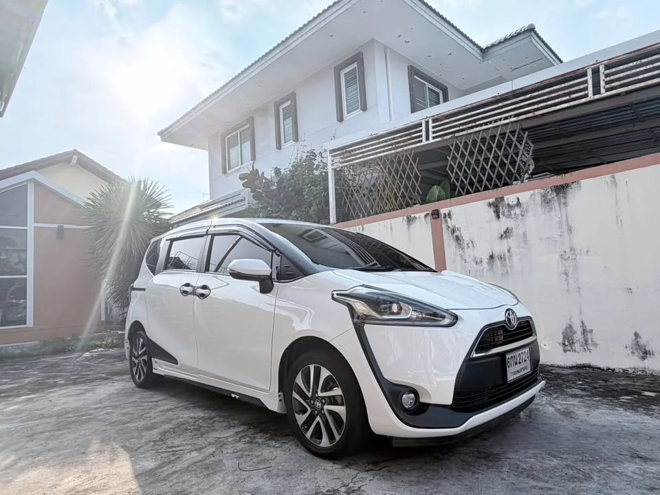 2017 Toyota Sienta II 3