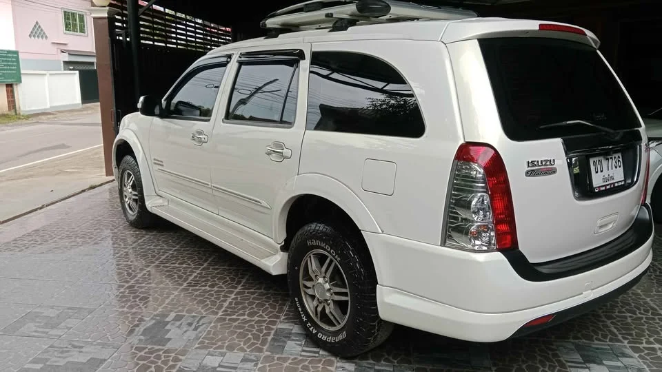 2010 Isuzu MU-7 2