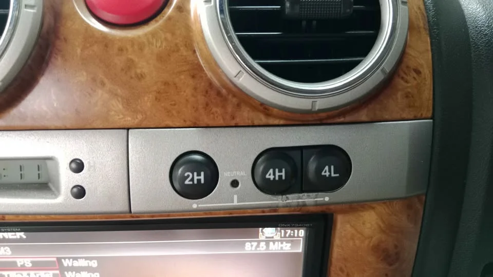 2010 Isuzu MU-7 3