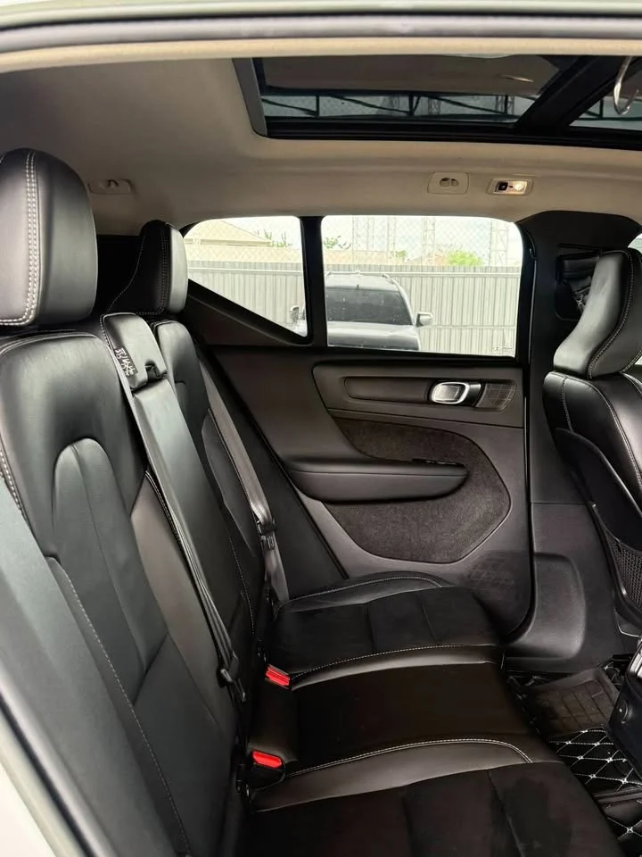 2022 Volvo XC40 2