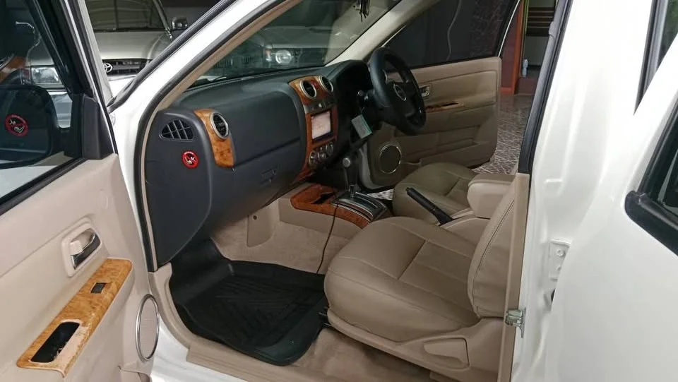 2010 Isuzu MU-7 3