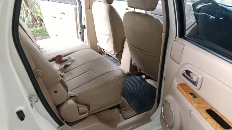 2010 Isuzu MU-7 2