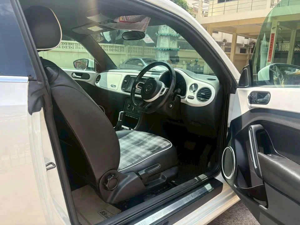 2014 Volkswagen New Beetle 2