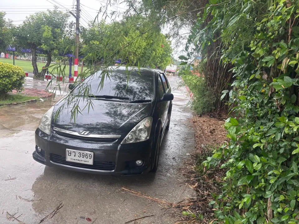 2004 Toyota Wish I 3