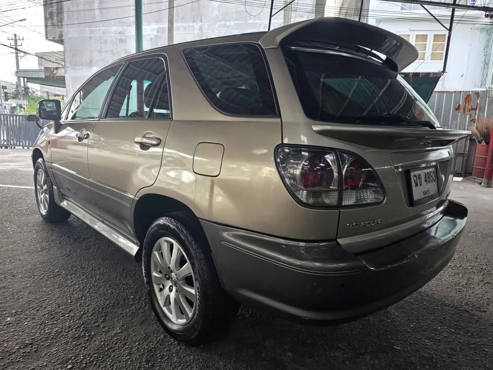 2002 Toyota Harrier I 3