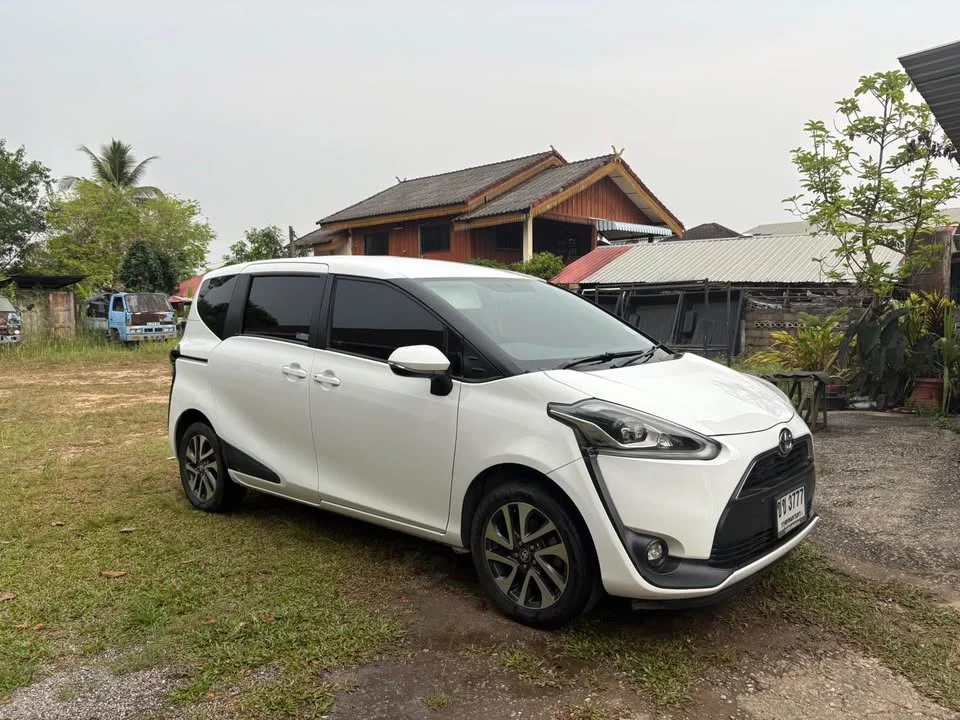 2017 Toyota Sienta II 2