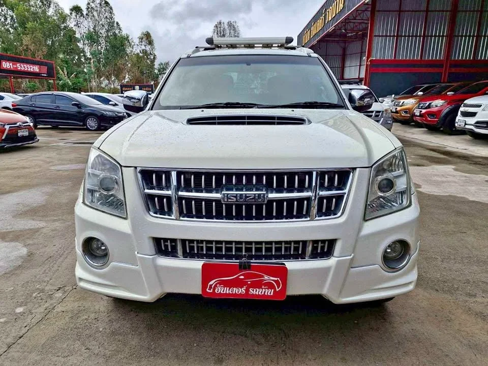 2010 Isuzu MU-7 3