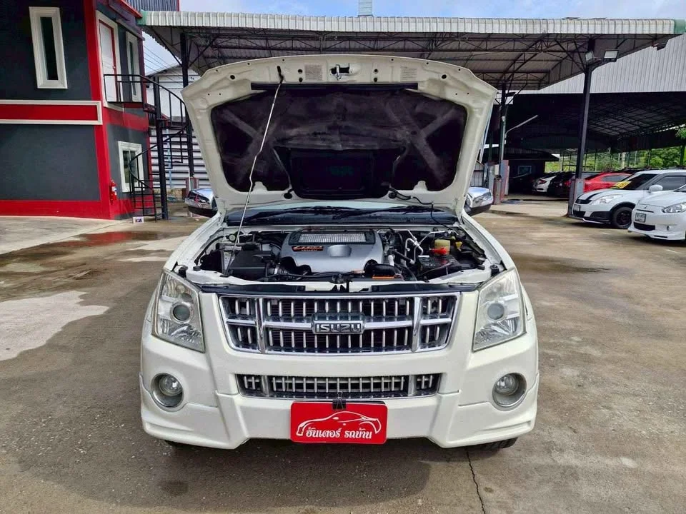 2010 Isuzu MU-7 2