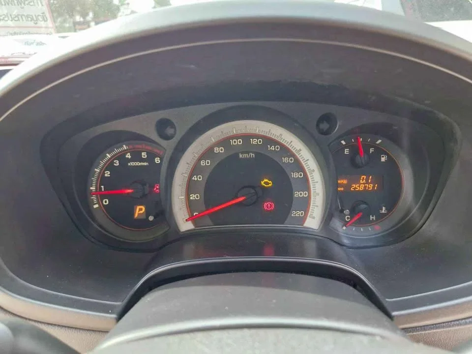 2010 Isuzu MU-7 3