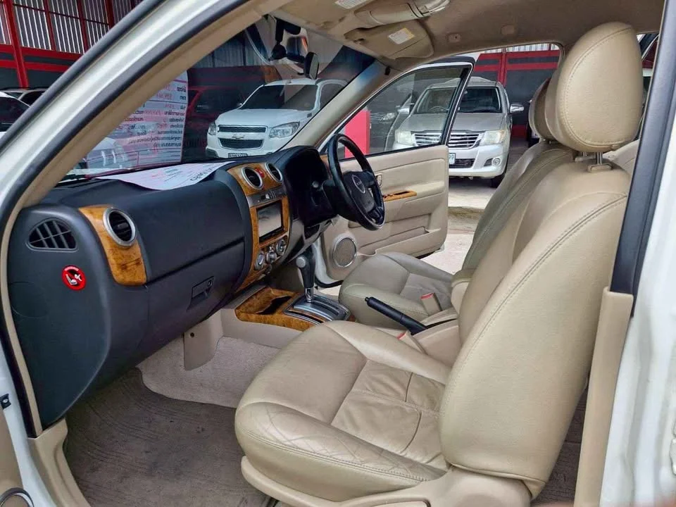2010 Isuzu MU-7 2