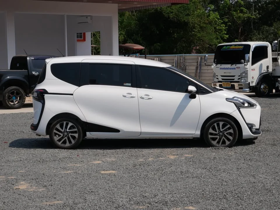 2017 Toyota Sienta II 3