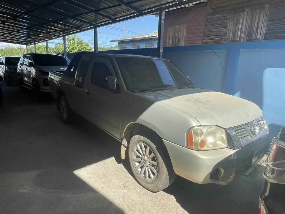 2002 Nissan Frontier I 3