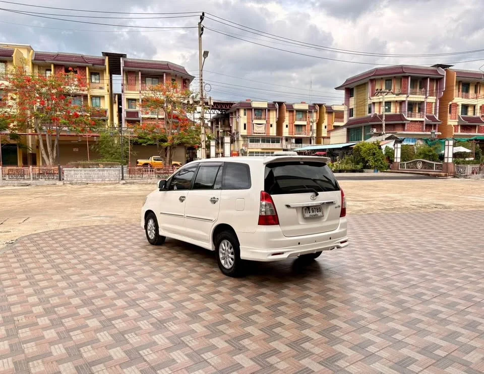 2011 Toyota Innova I 2