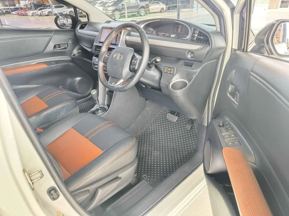2017 Toyota Sienta II 2