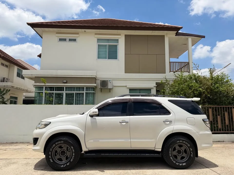 2011 Toyota Fortuner I 3