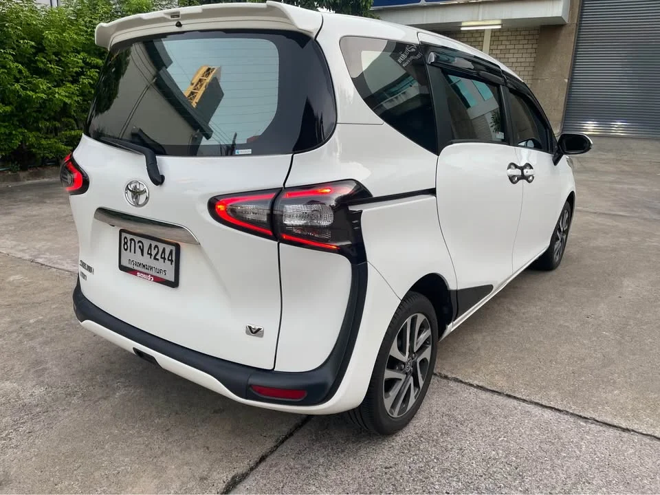 2018 Toyota Sienta II 2