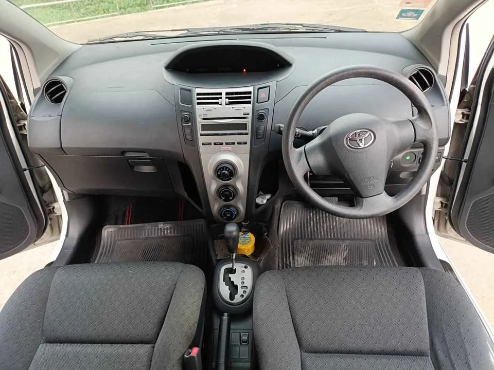 2010 Toyota Yaris II 2
