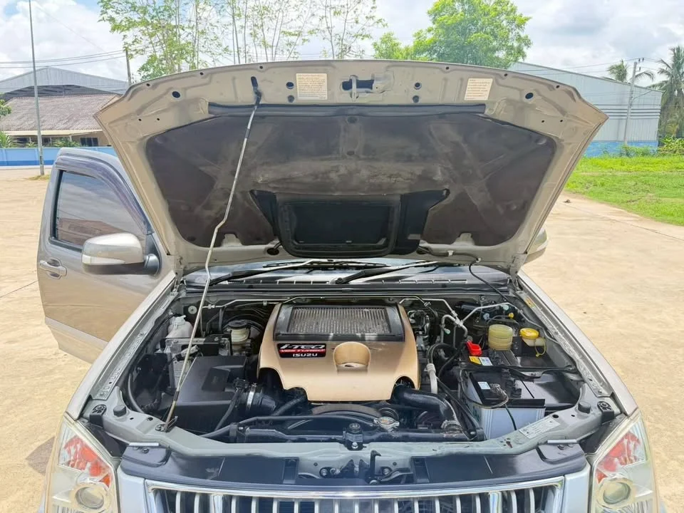 2008 Isuzu MU-7 2
