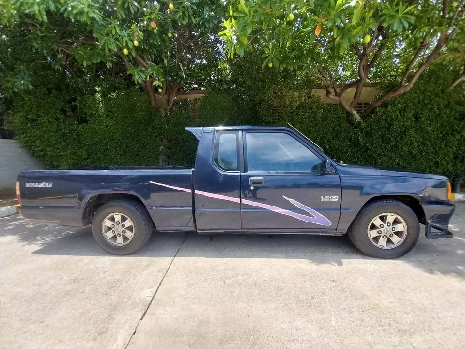 1993 Mitsubishi Triton II 3