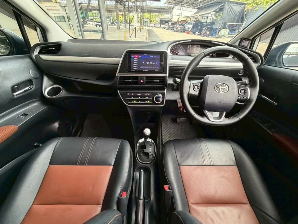 2017 Toyota Sienta II 2