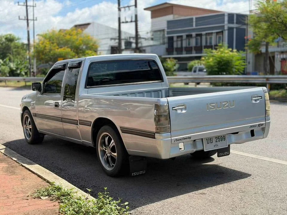 1996 Isuzu TFR III 2