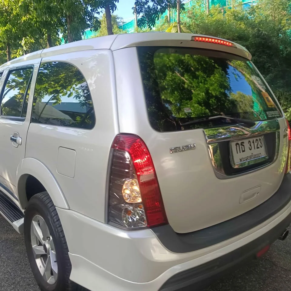 2012 Isuzu MU-7 2