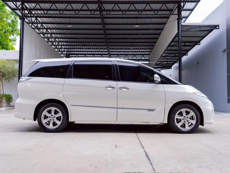 2010 Toyota Estima III 2