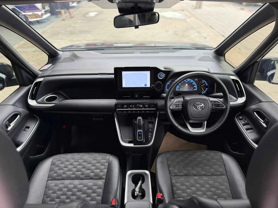 2022 Toyota Voxy IV 3