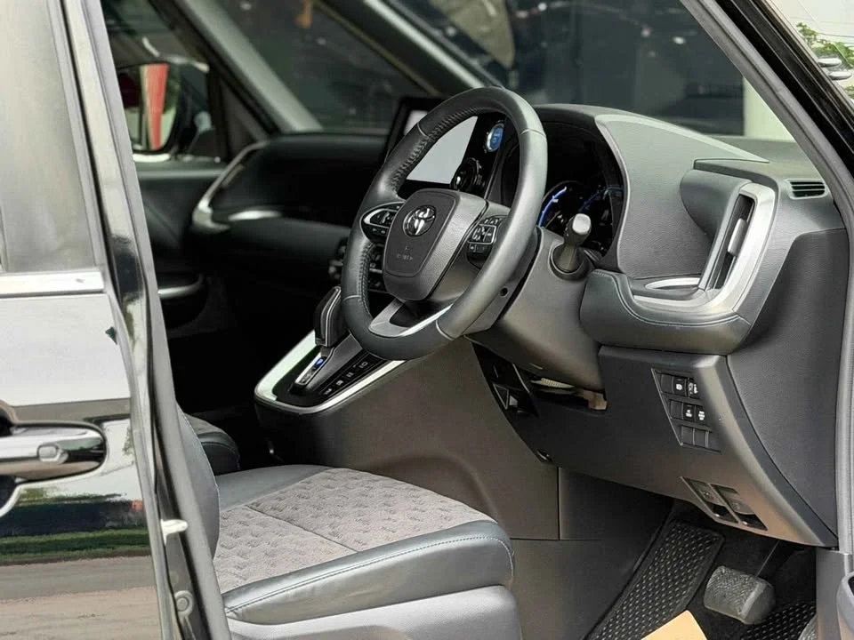 2022 Toyota Voxy IV 2