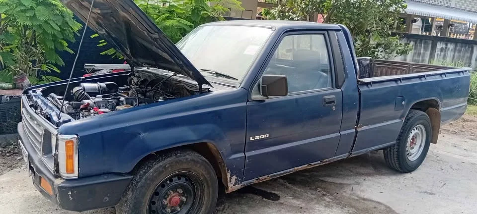 1989 Mitsubishi Triton II 3