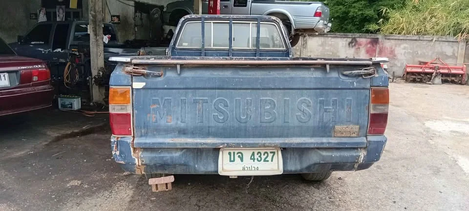 1989 Mitsubishi Triton II 2