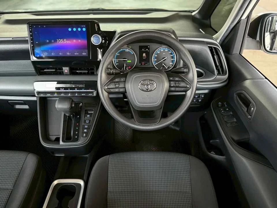 2024 Toyota Voxy IV 3