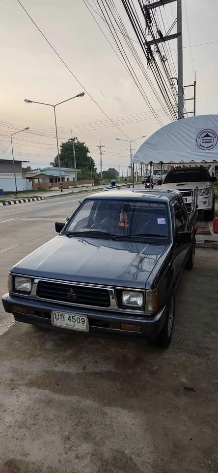 1996 Mitsubishi Triton II 2