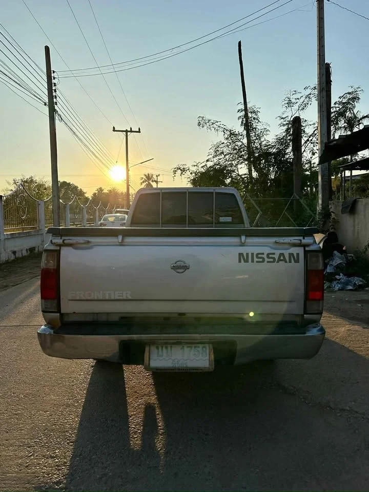 2005 Nissan Frontier I 3