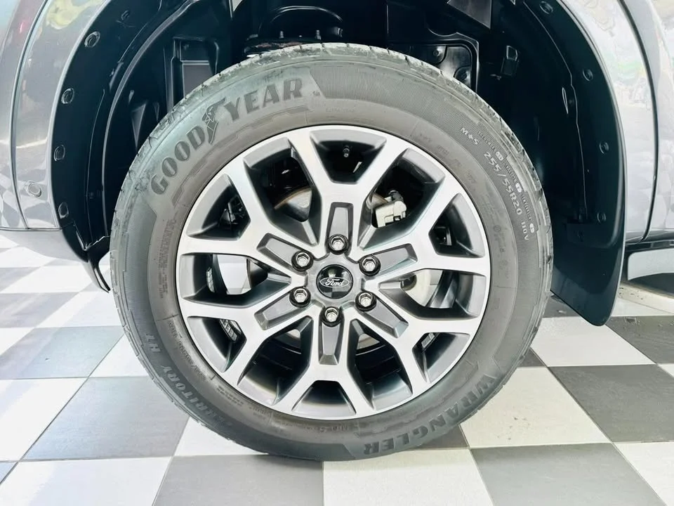 2023 Ford Everest III 2