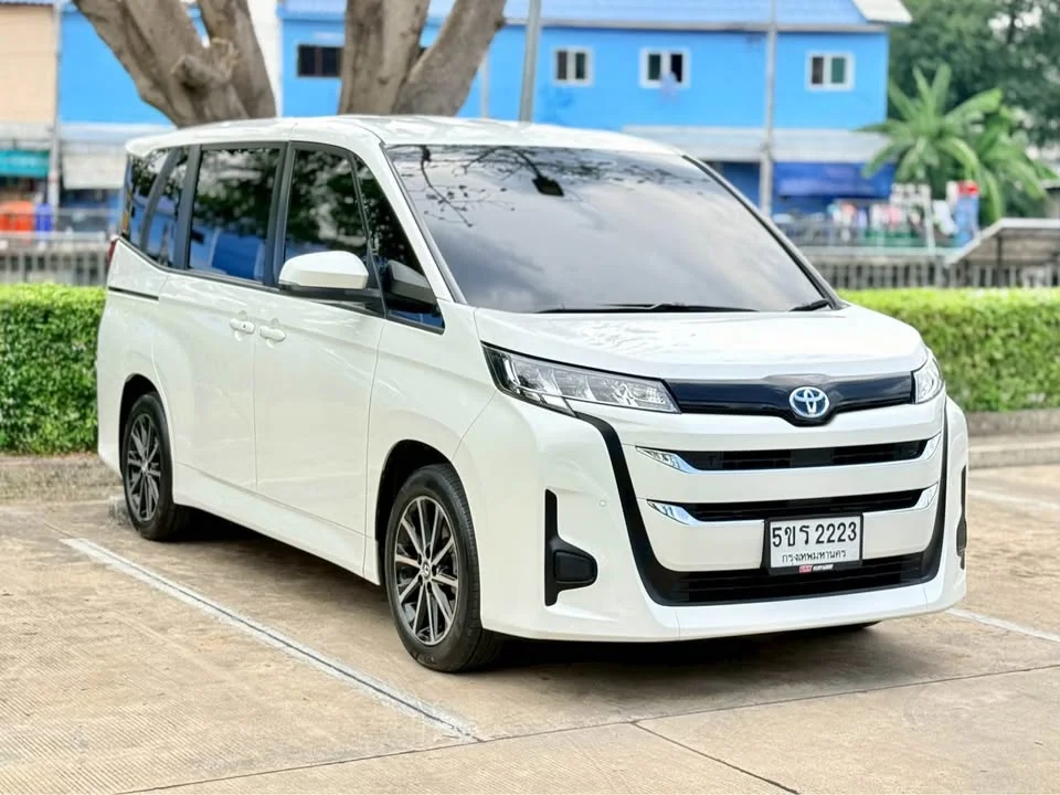 2024 Toyota Voxy IV 3